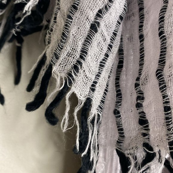 Black and White Scarf - Picture 2 of 5